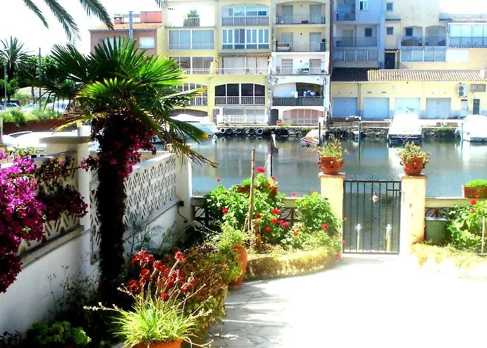apartamento en planta baja directo al canal ref 81