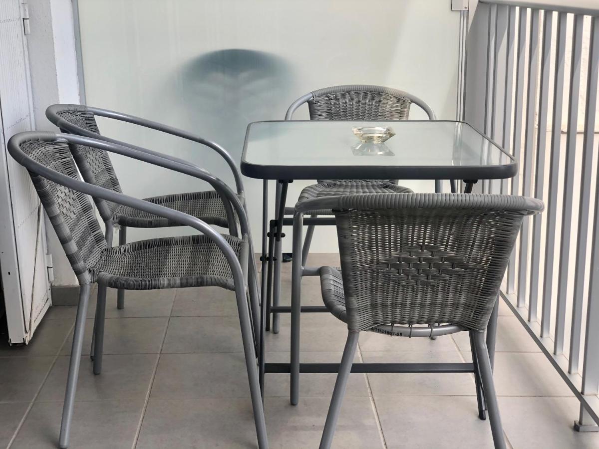 Apartamento Palmeras - En El Centro De - Cerca De La Playa - Terraza - Wifi Rosas