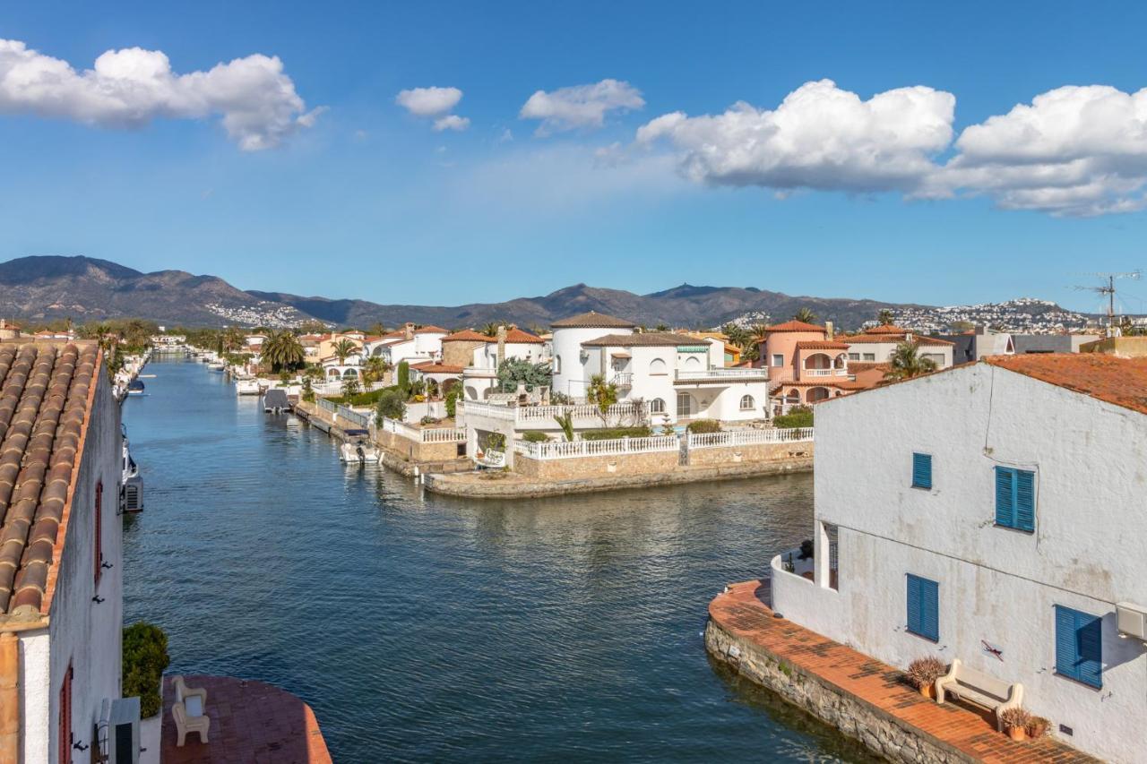 Holiday home Goldhome - Currican - Casa Con Amarre, Terraza, Barbacoa, Wifi Empuriabrava