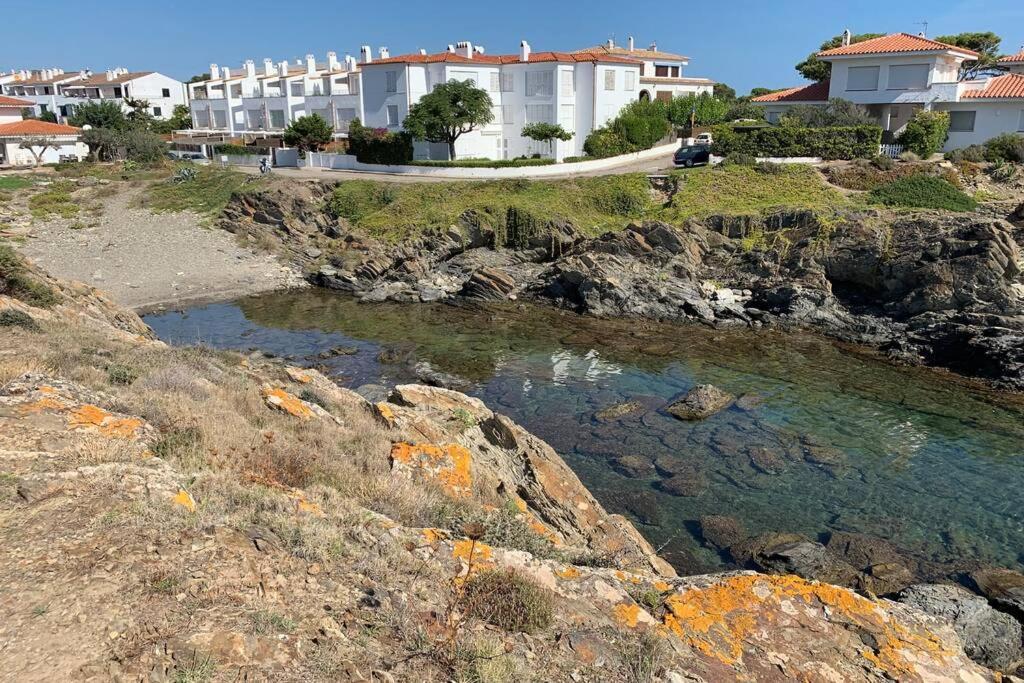 Сasa de vacaciones Beachfront Duplex With Terrace And Sea Views - *