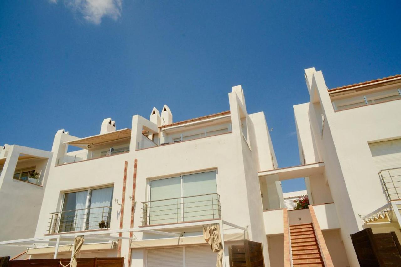 Сasa de vacaciones Beachfront Duplex With Terrace And Sea Views - *