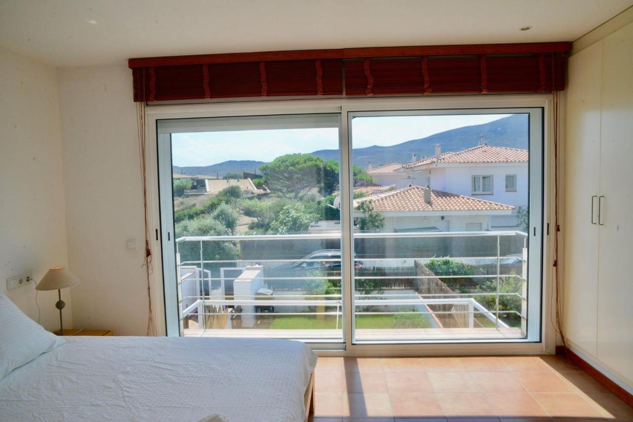 Сasa de vacaciones Beachfront Duplex With Terrace And Sea Views - *