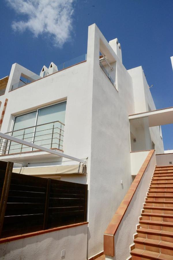 Сasa de vacaciones Beachfront Duplex With Terrace And Sea Views - *