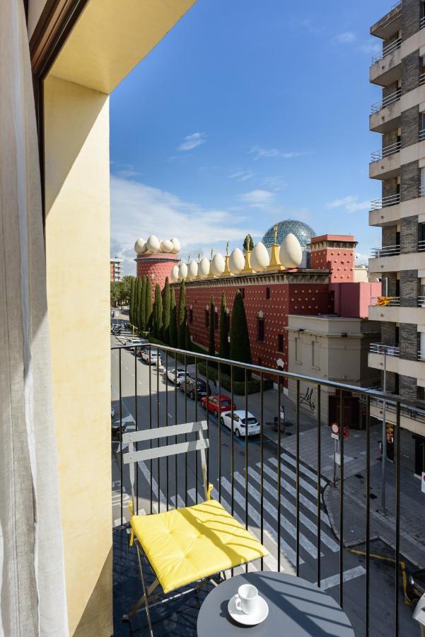 Enfrente Del Museo Dalí *