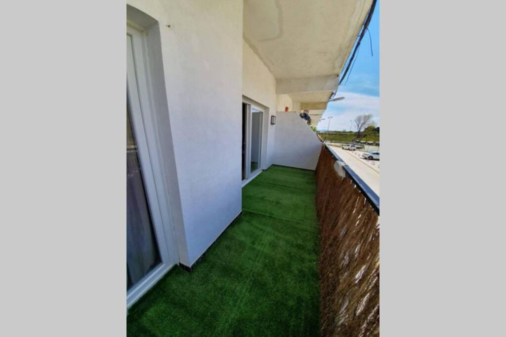 Bonito Piso Frente A La Playa Con Parking Privado. Ampuriabrava