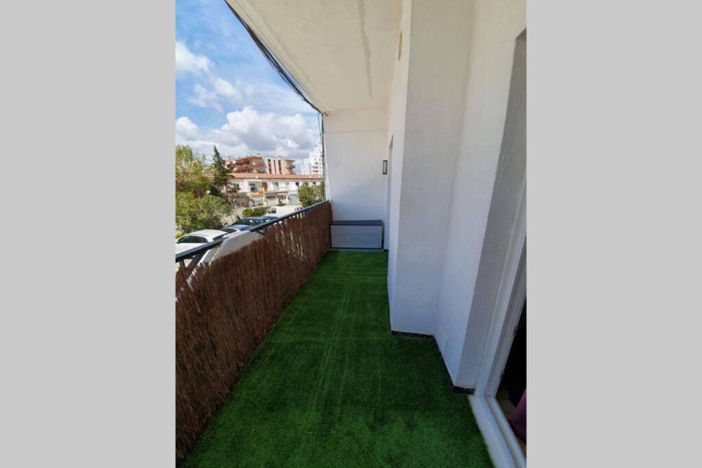Bonito Piso Frente A La Playa Con Parking Privado. Apartamento
