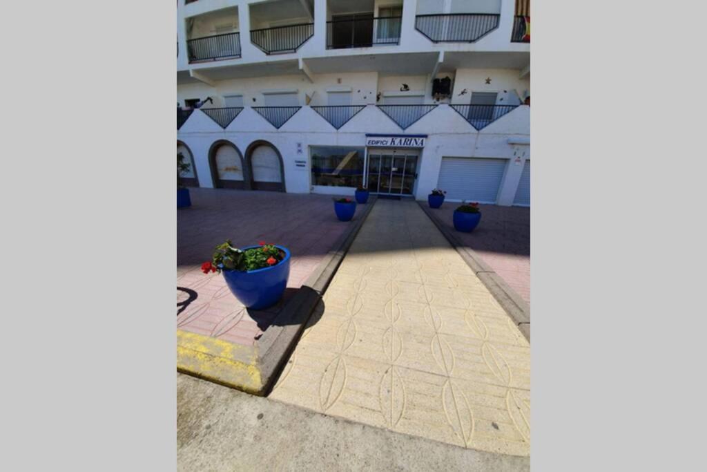 Bonito Piso Frente A La Playa Con Parking Privado. Ampuriabrava