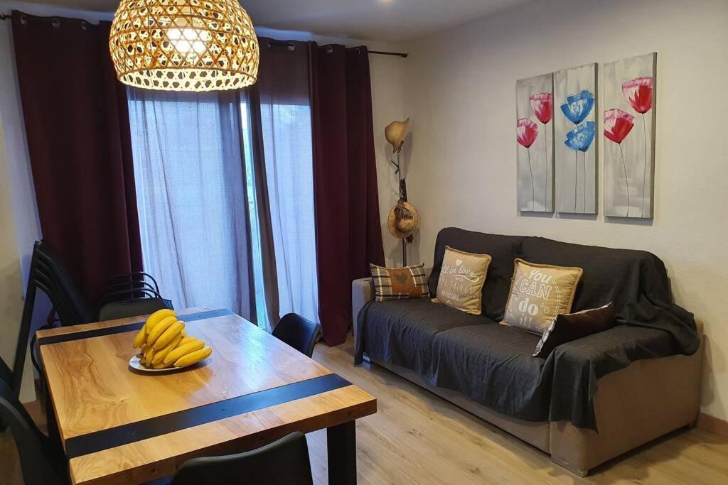 Bonito Piso Frente A La Playa Con Parking Privado. Apartamento
