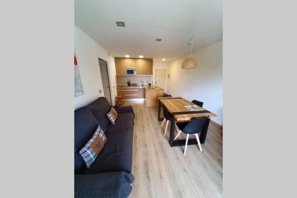 Bonito Piso Frente A La Playa Con Parking Privado. Apartamento Ampuriabrava