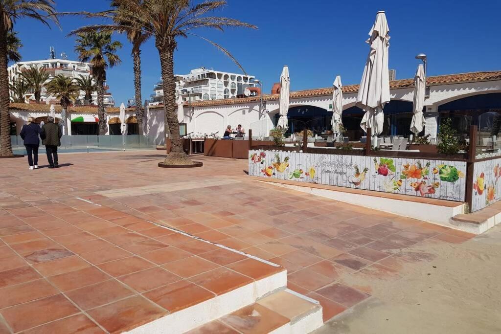 Bonito Piso Frente A La Playa Con Parking Privado. Apartamento