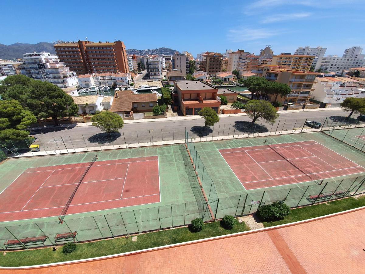 Estudio Grisland Pool Apartment Roses