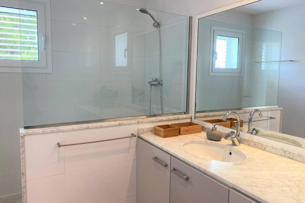Holiday home Llebeig -casa Mediterranea Con Gran Jardin Cadaques