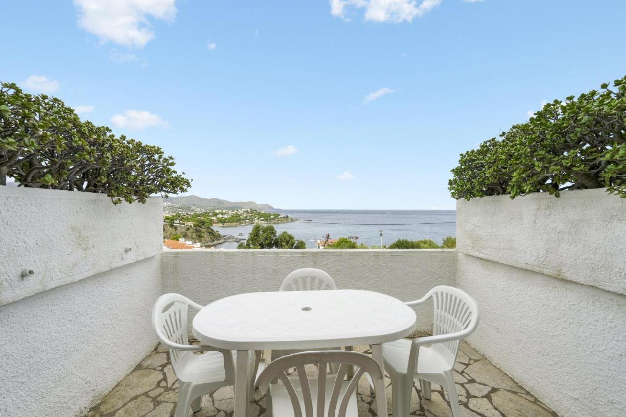 Apartment Seaside Apartment: Beachfront With Pool And Sea View *