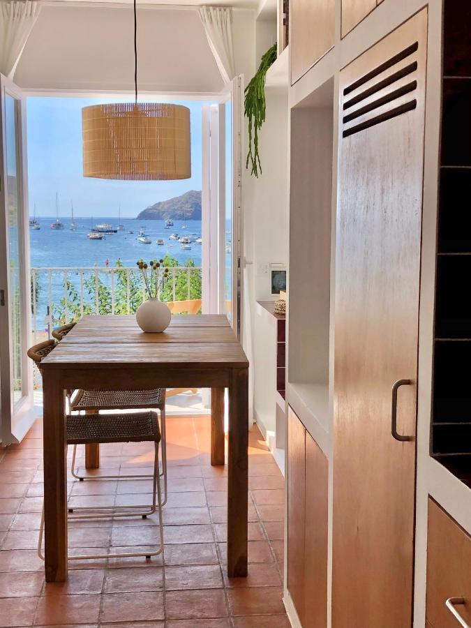 Beachfront In Center * Cadaqués