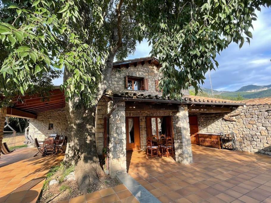 El Vilarot. La Casa De Piedra En La Naturaleza.