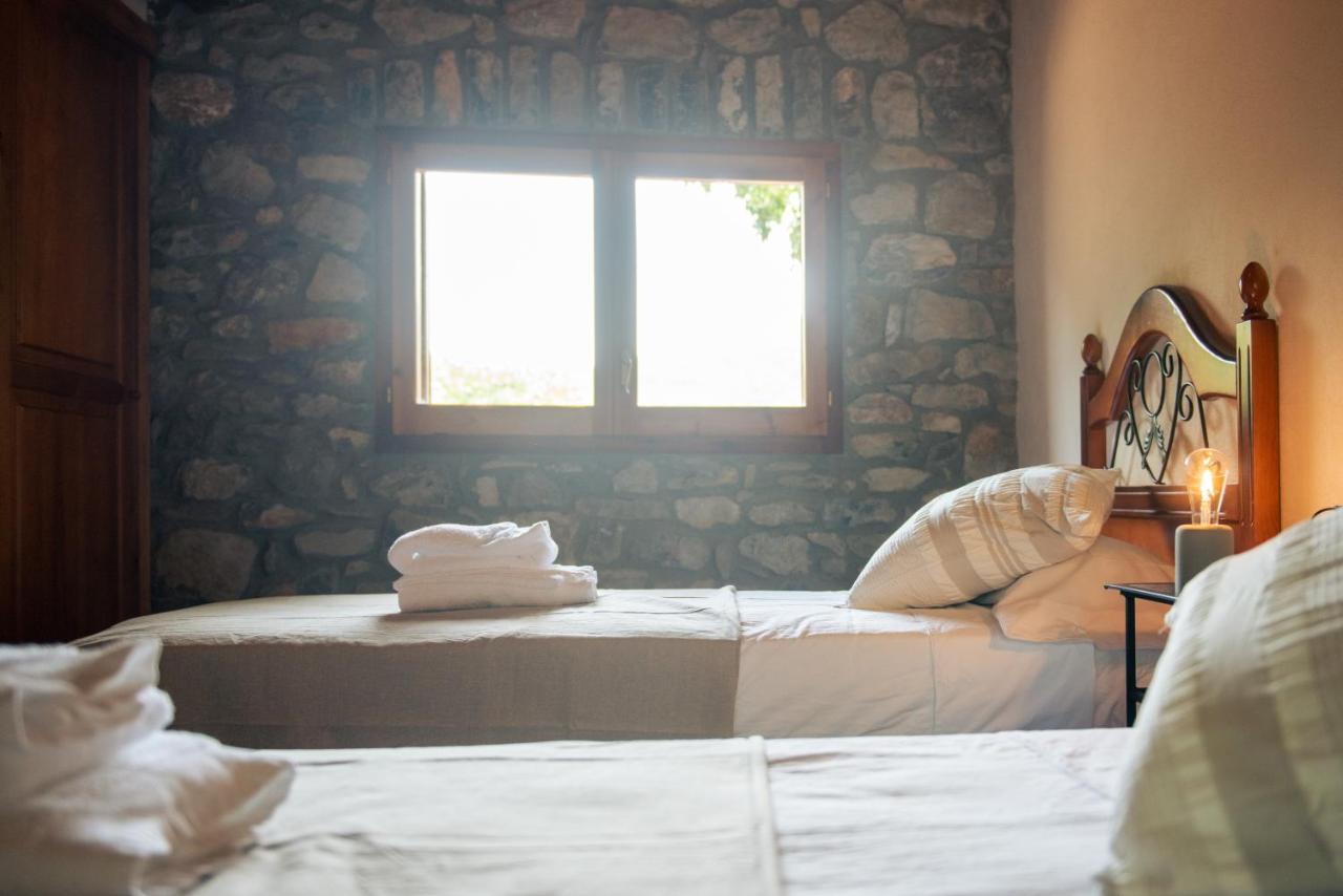 El Vilarot. La Casa De Piedra En La Naturaleza. Chalet Girona