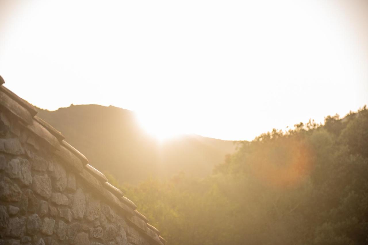 El Vilarot. La Casa De Piedra En La Naturaleza. * Girona