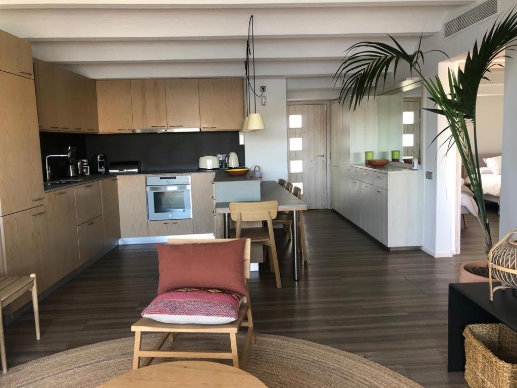 Beachfront Penthouse With Sea Views In Apartment *