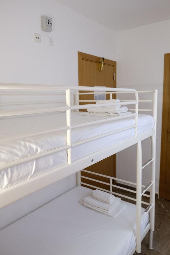 Hotel La Caleta De 3*