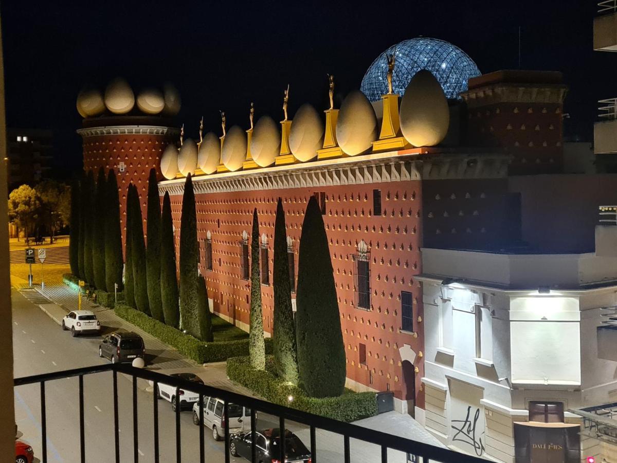 Enfrente Del Museo Dalí