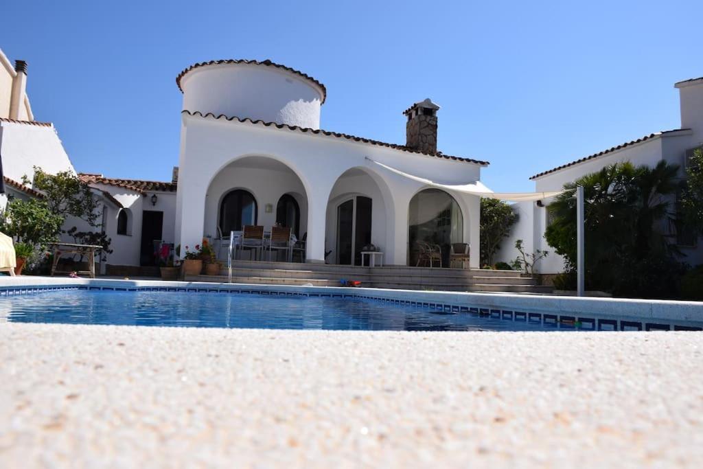 'casa Empuria' Aan Kanaal Met Zwembad En Aanlegsteiger Villa Ampuriabrava