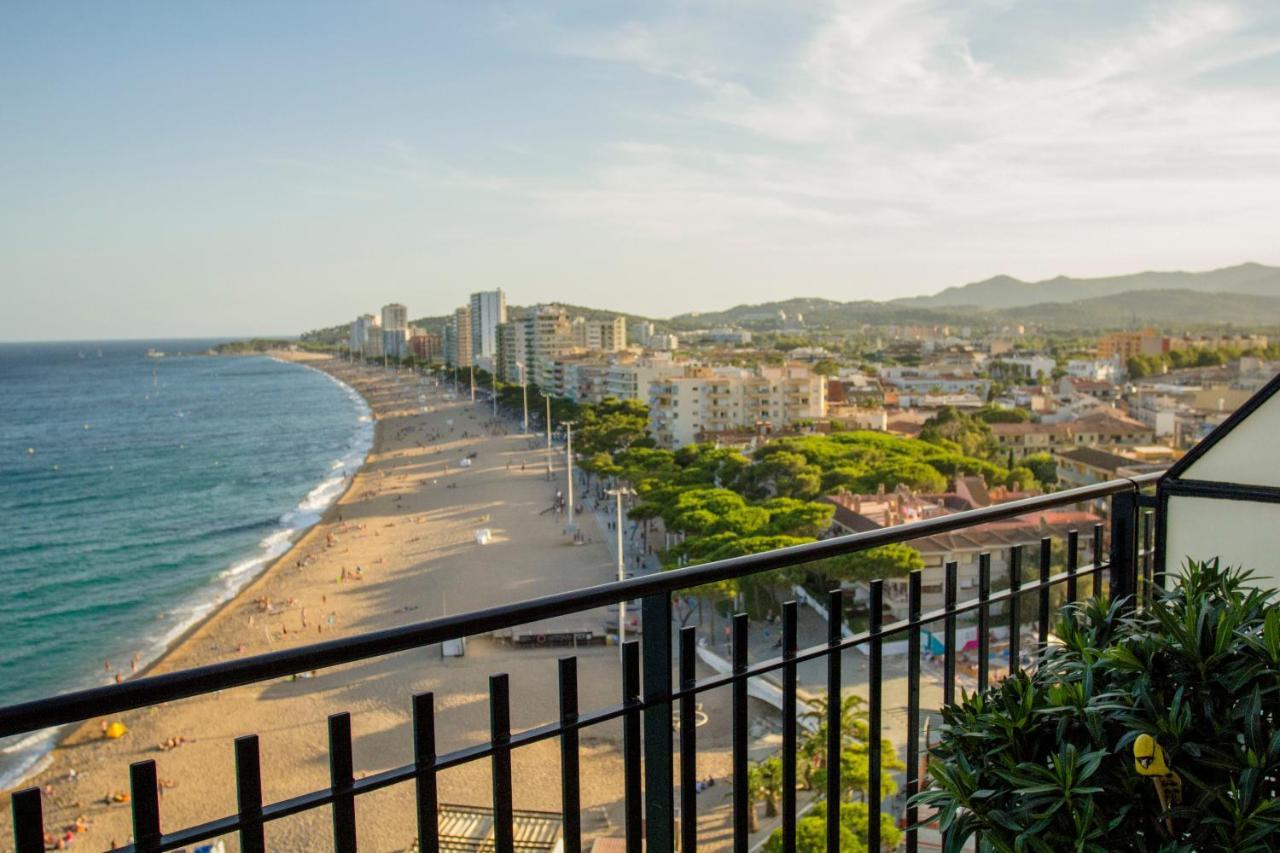 Spacious Seafront Apartment