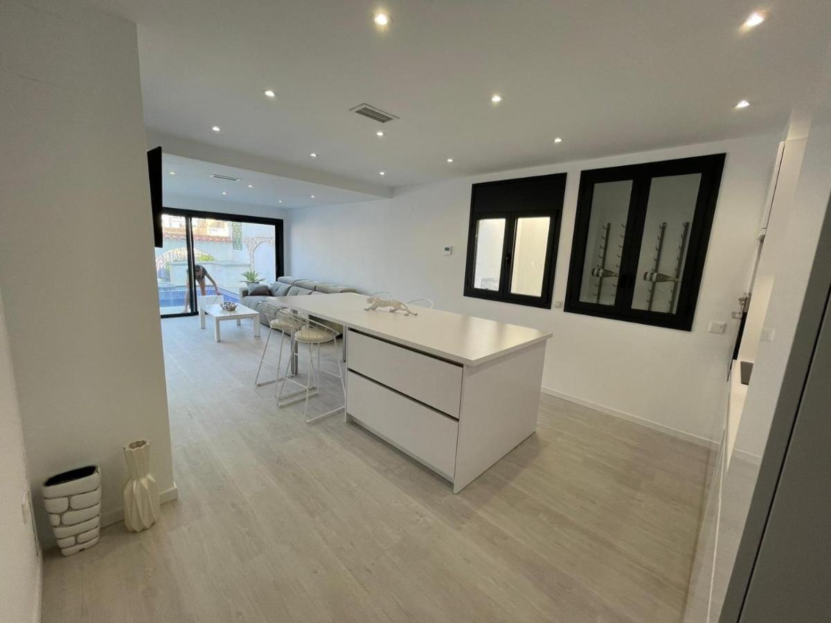 Сasa de vacaciones Maison Sur Canaux Marina Avec 4 Suites Dont 1 Balnéo Jacuzzi Ampuriabrava