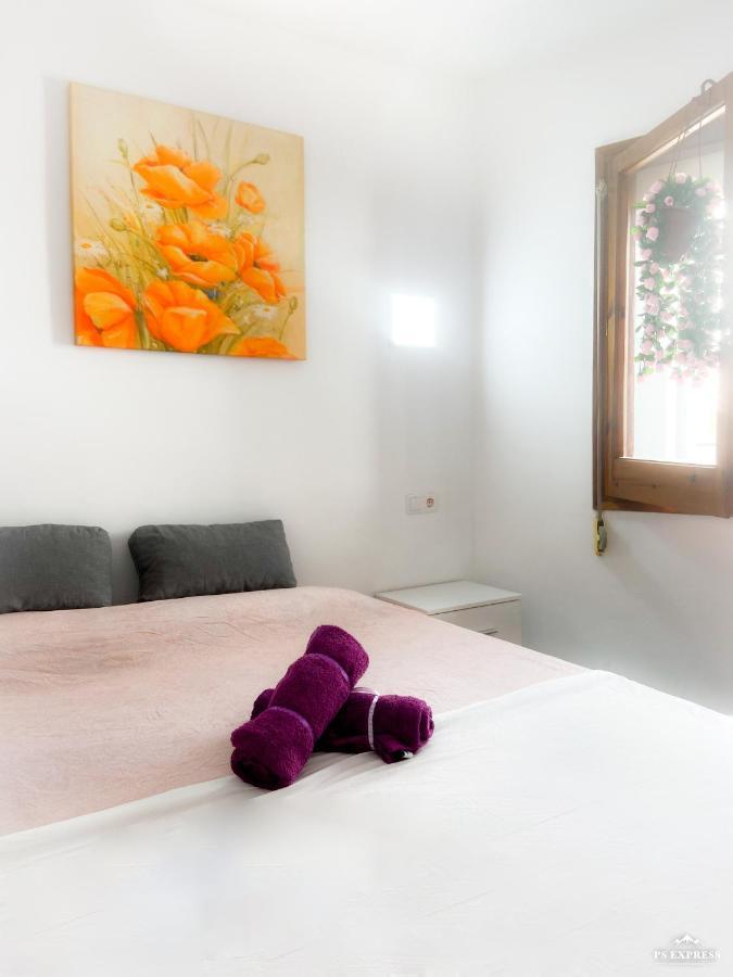 Elegant 2 Bedroom, Big Terrace 200m From Apartment