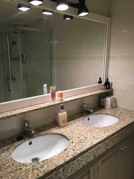 2 Story, 5 Bedroom, 3 Bath Flat, Steps From The & Cliff Walk * Llafranc