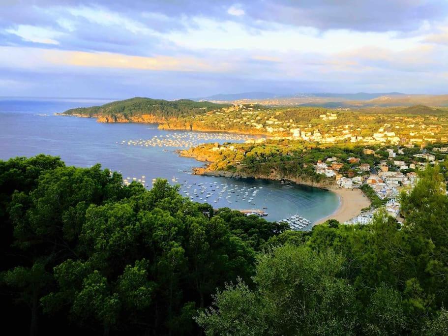 Apartamento 2 Story, 5 Bedroom, 3 Bath Flat, Steps From The & Cliff Walk Llafranc