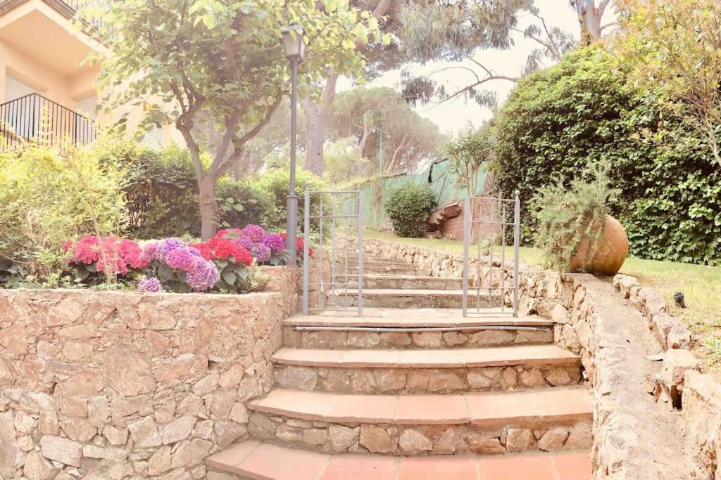 2 Story, 5 Bedroom, 3 Bath Flat, Steps From The & Cliff Walk Llafranc