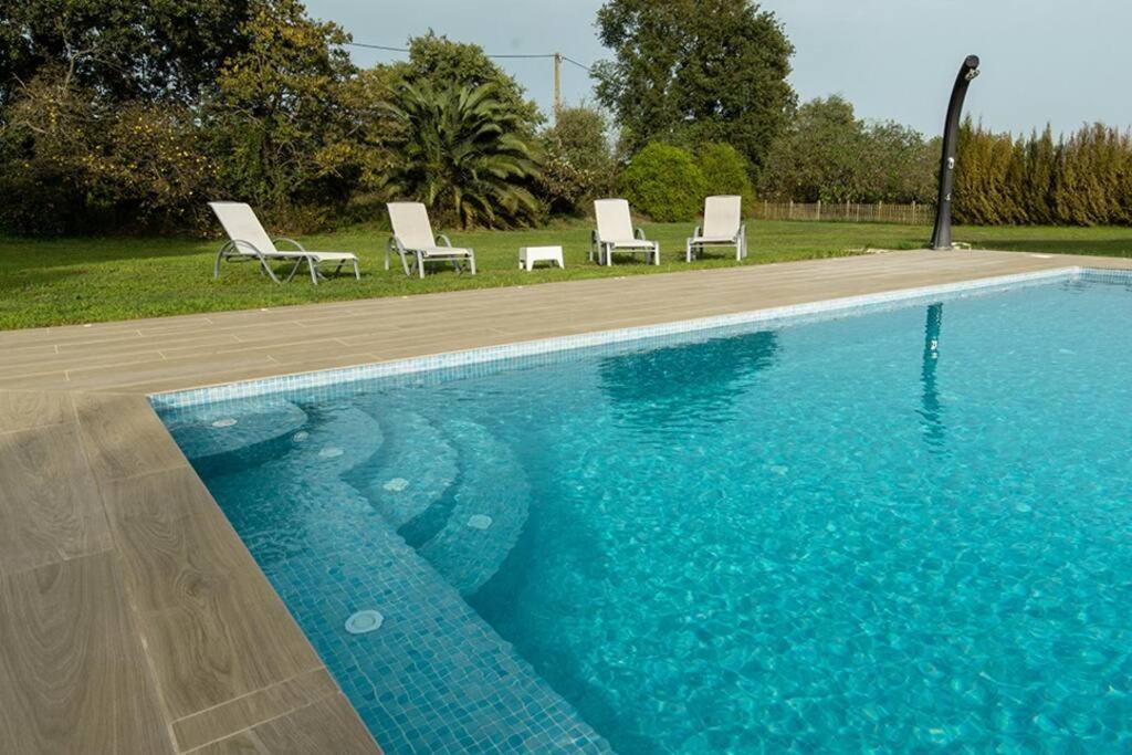 En Con Piscina Country house *
