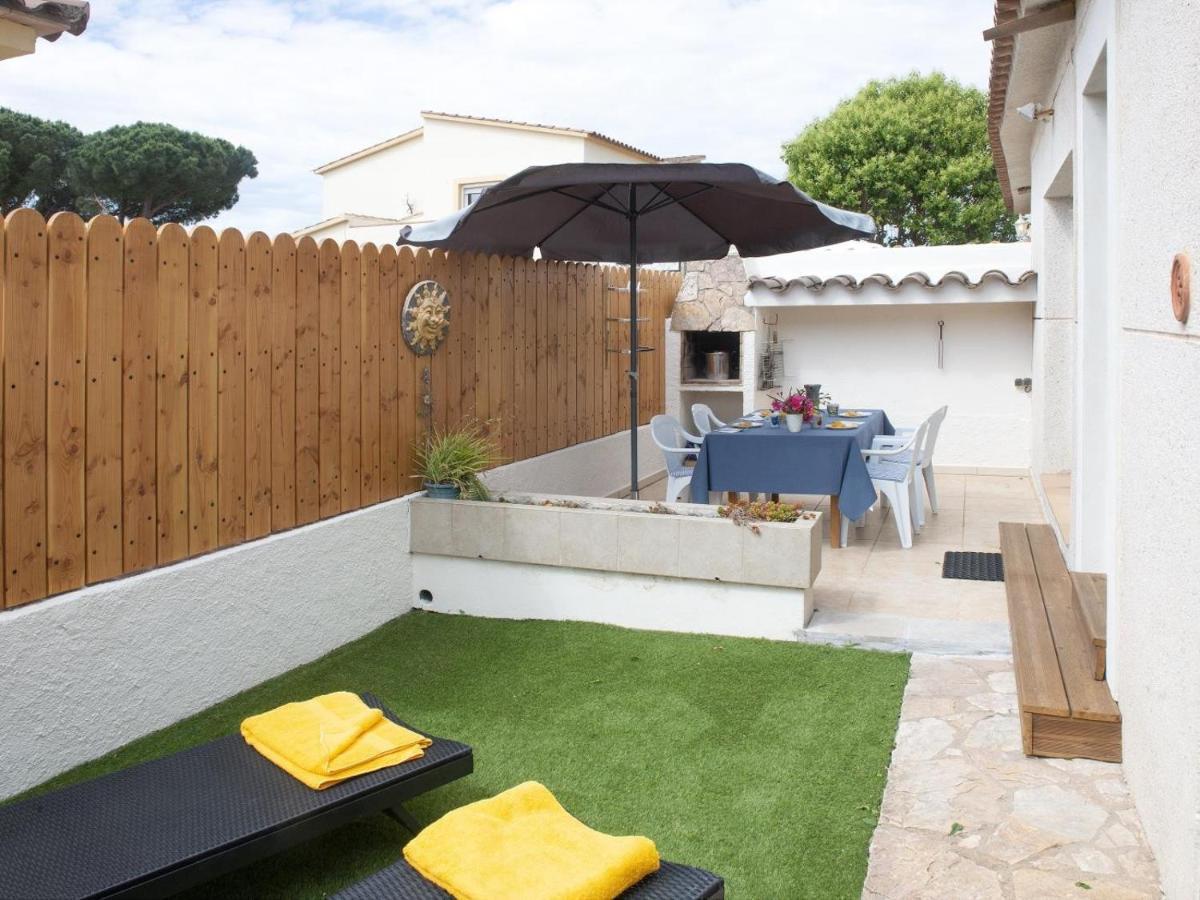 Gerkens, Bonita Casa De Tres Con Piscina Comunitaria En Escala Сasa de vacaciones