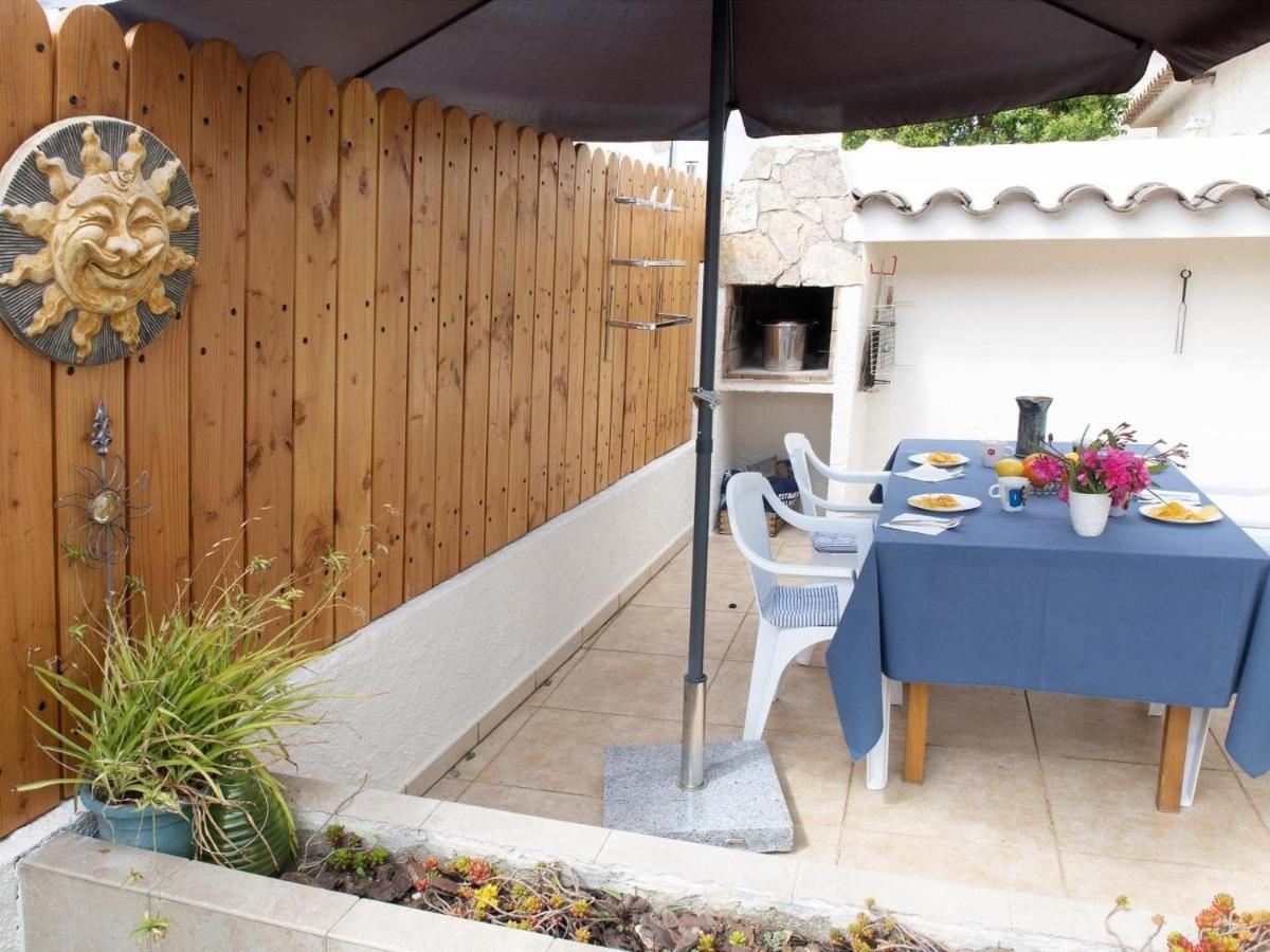 Gerkens, Bonita Casa De Tres Con Piscina Comunitaria En Escala *