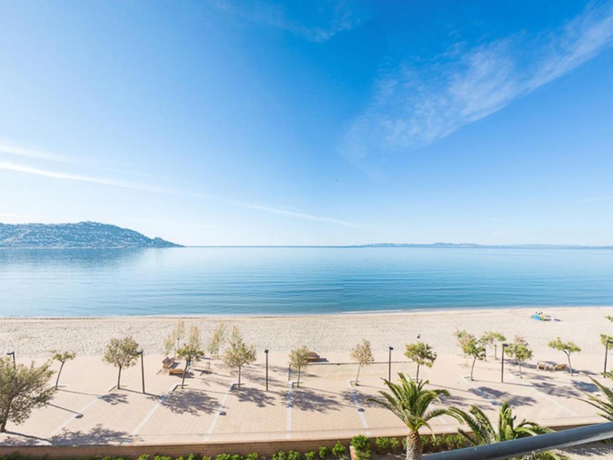 Apartamento Moderno, Renovado Y Soleado Con Vistas Panoramicas Al Mar En Primera Linea De Playa - Es-228-100 Rosas