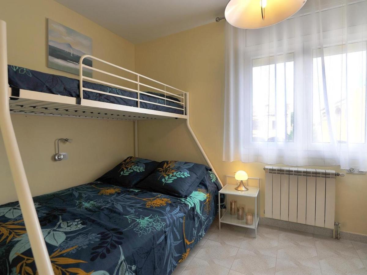 Gerkens, Bonita Casa De Tres Con Piscina Comunitaria En Escala *