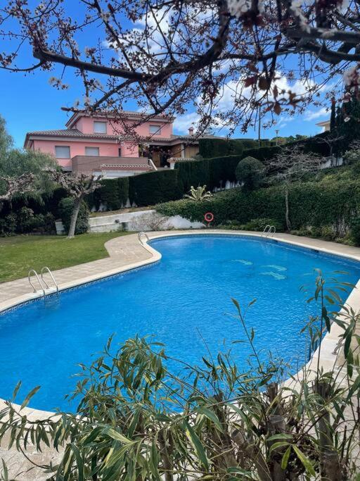 Con Piscina En *
