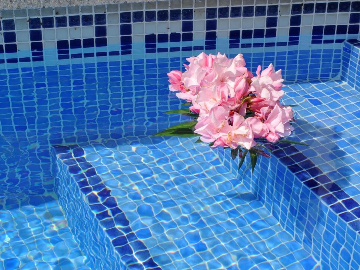 Gerkens, Bonita Casa De Tres Con Piscina Comunitaria En Escala *