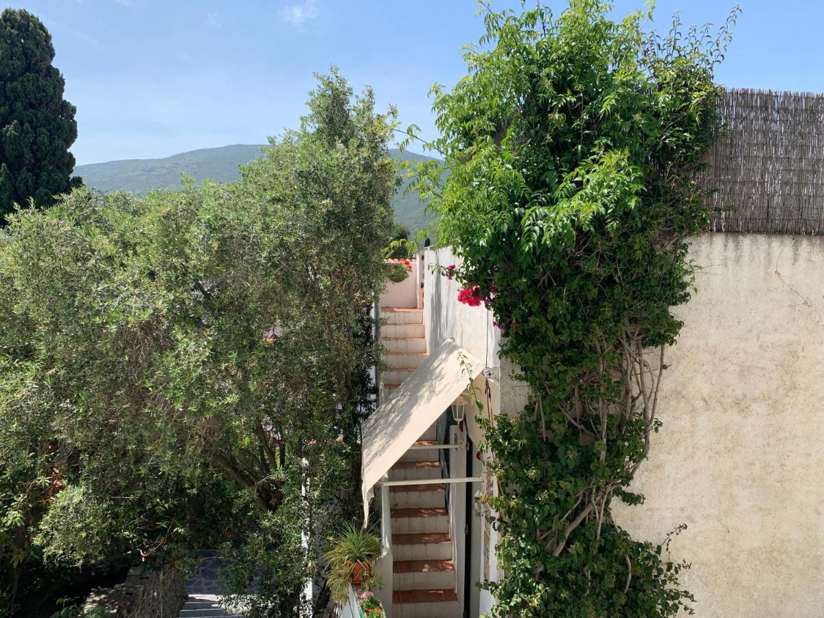 Habitación en casa particular Centrica Con Aire Acondicionado Bano Privado Nevera Cadaqués