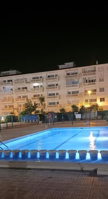 Apartamento Alegre Apto Con Piscina, A 300m De La Playa.