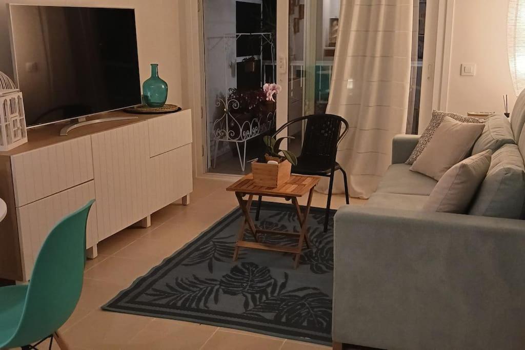 Apartamento Alegre Apto Con Piscina, A 300m De La Playa. *