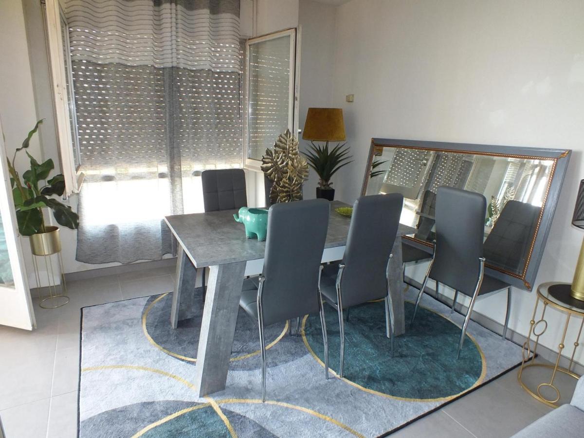 Apartamento Bonito De 2 En Con Estacionamiento, Aire Acondicionado, Cerca Del Centro Y De La Playa - Es-204-46