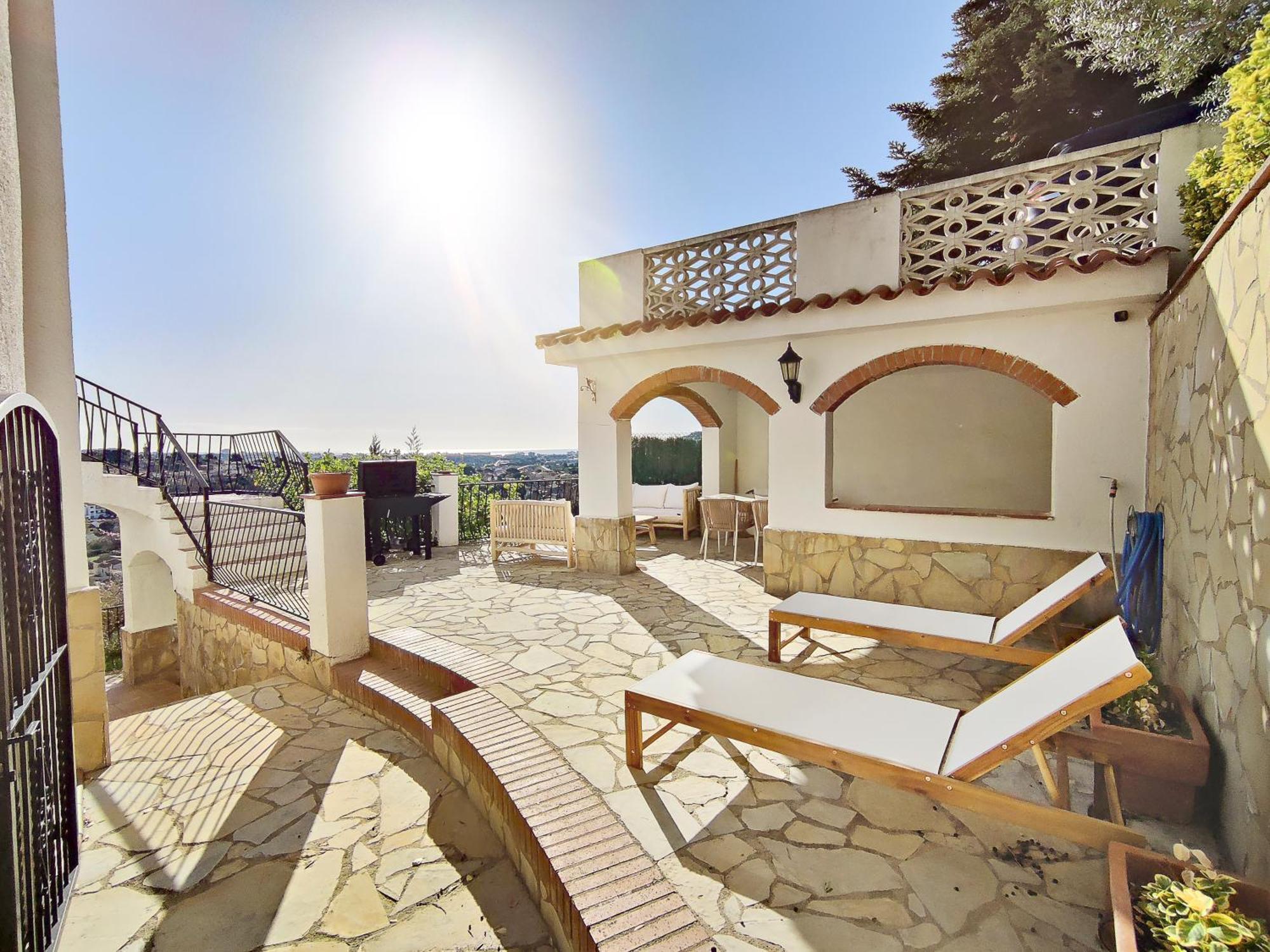 Casa Con Fantásticas Vistas Y Jardín