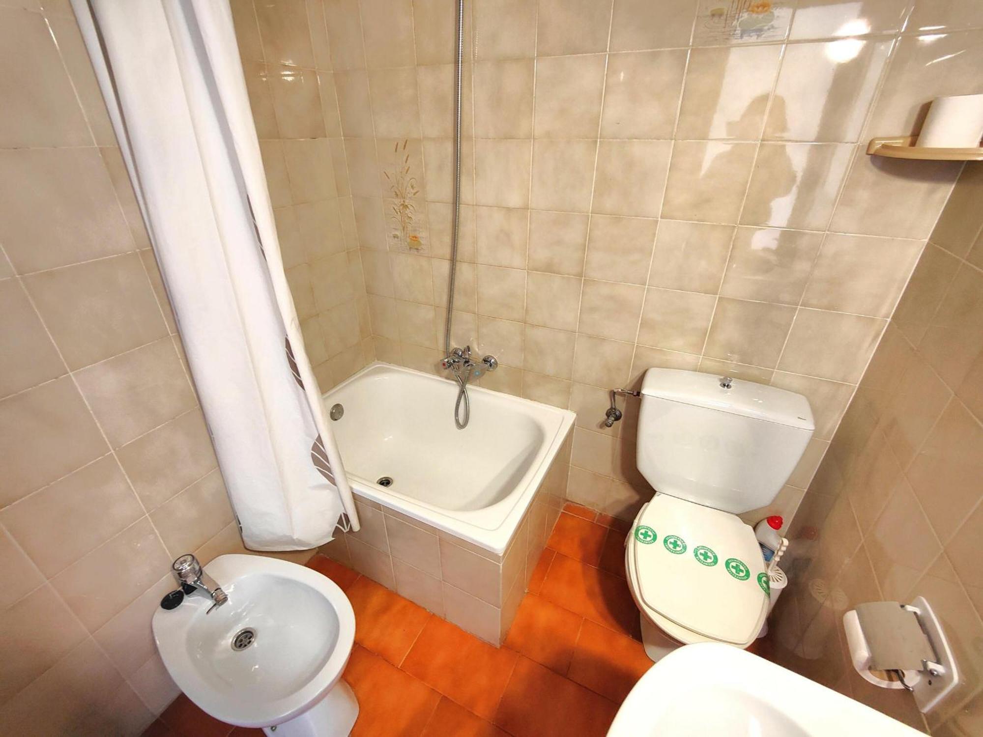 1027 9 1-3, Zona Del Puerto Deportivo, Cercano A La Gran Playa De Roses. Pequena Vista. - Es-258-40 Apartamento *