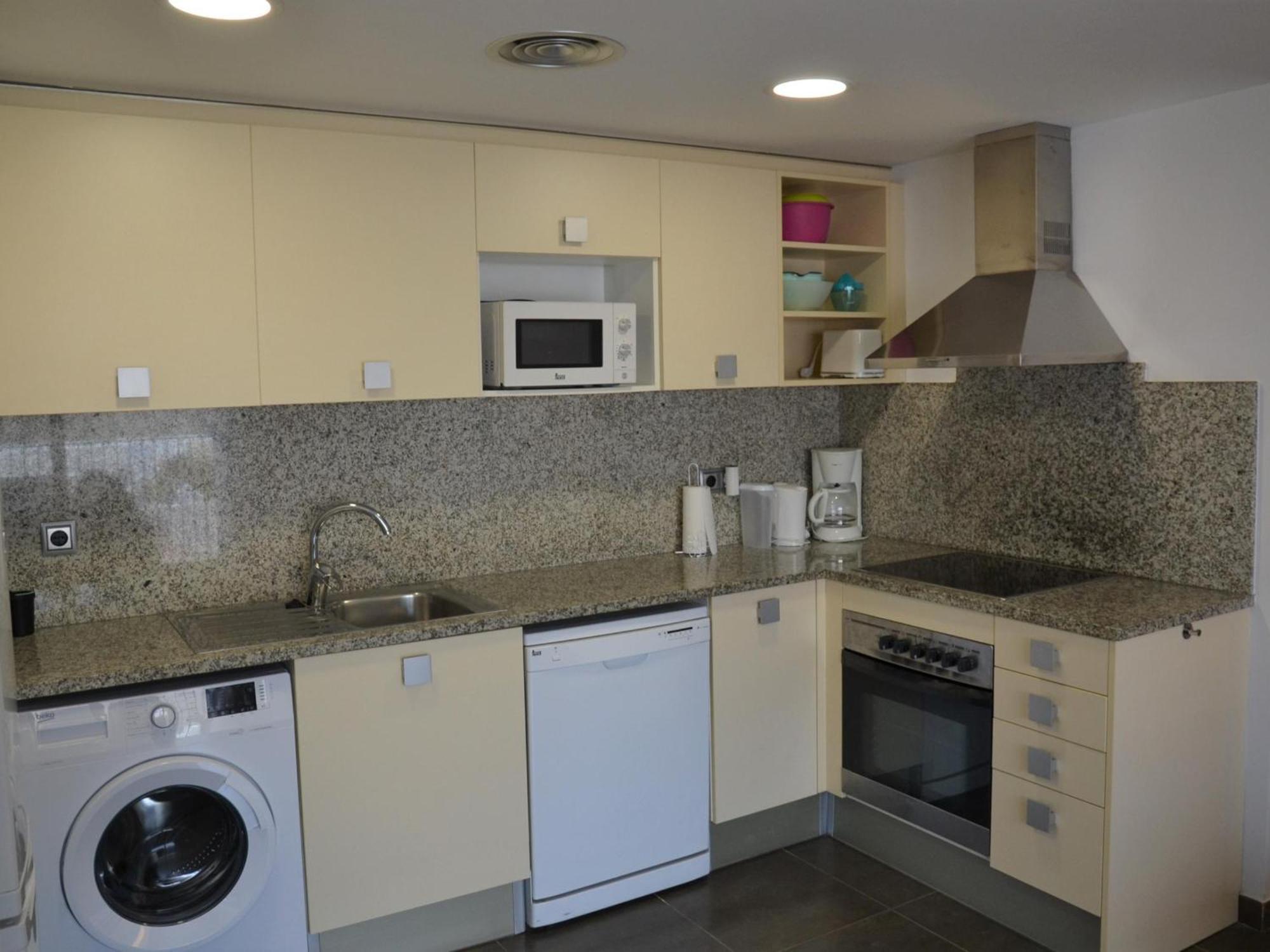 Apartamento Centrico Con Piscina, Parking Y A 200m De La Playa En - Es-323-41