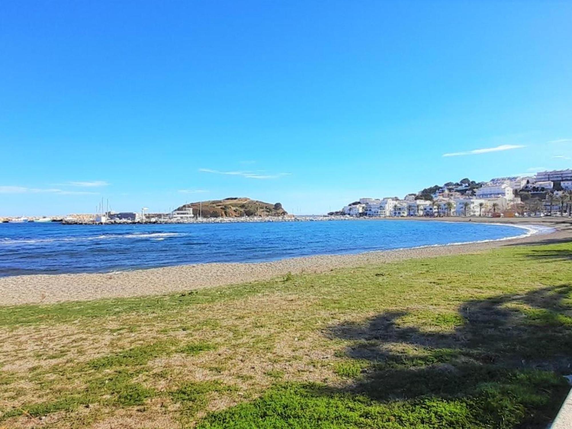Apartamento En Llanca: 2 Habitaciones, Terraza, Frente A La Playa Del Port, ¡mascotas Bienvenidas! - Es-170-78 *