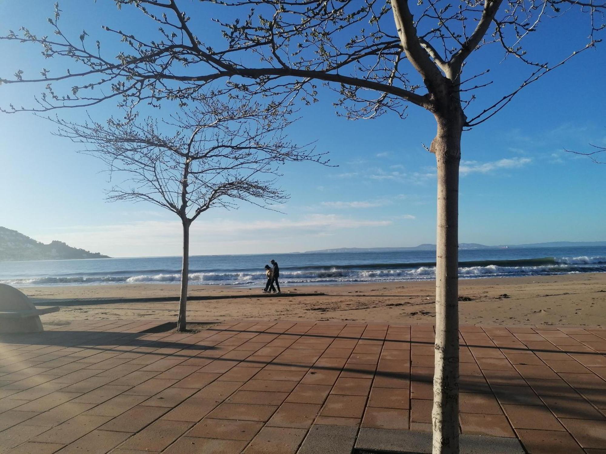 En Roses: Terraza, A/a, Wifi, Parking, 2ª Linea De Playa - Es-258-89 Apartamento *