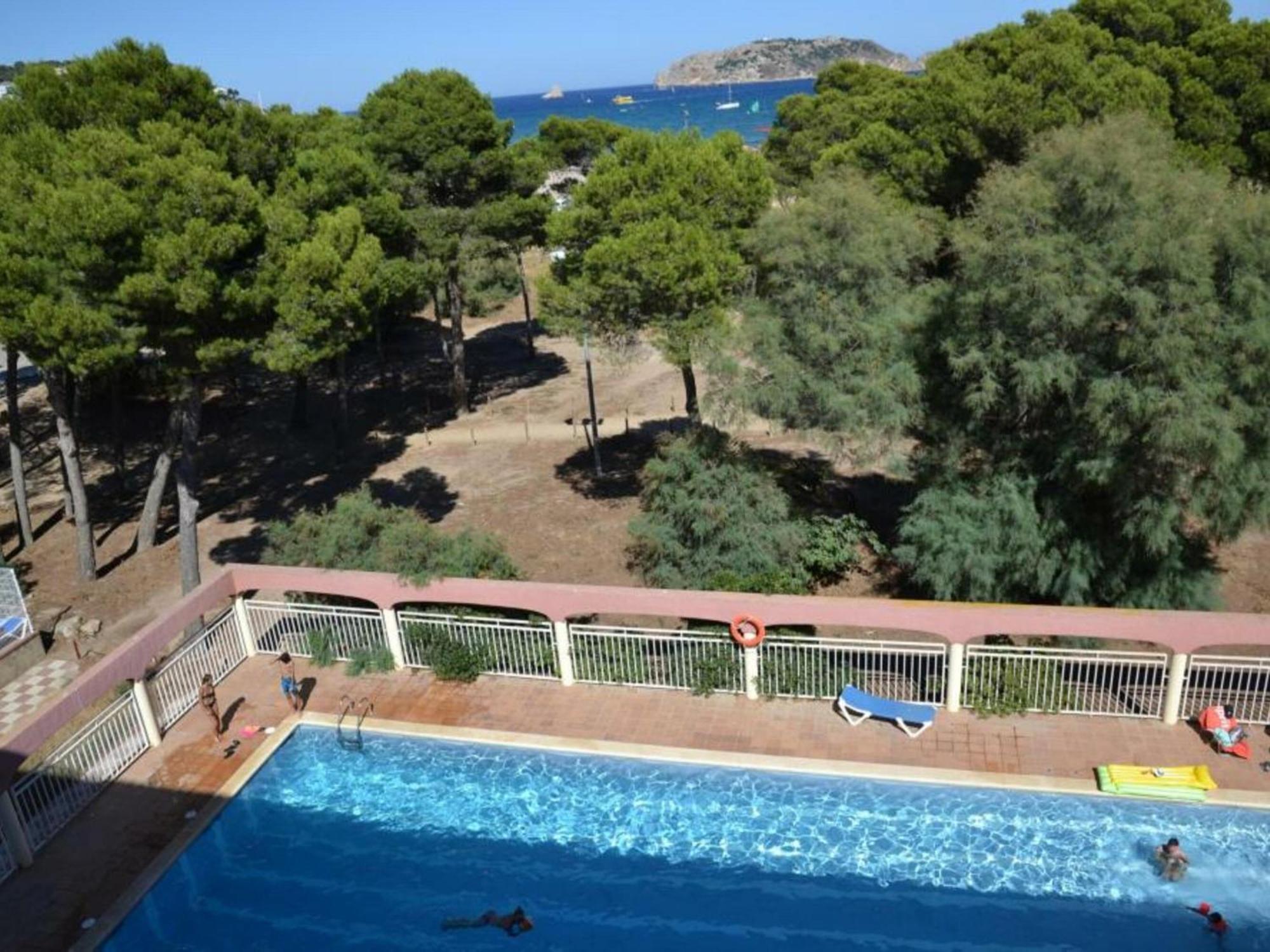Amplio En La Playa Con Piscina Y Aire Acondicionado, Cerca Del Centro Y Supermercado - Es-323-37 Apartment