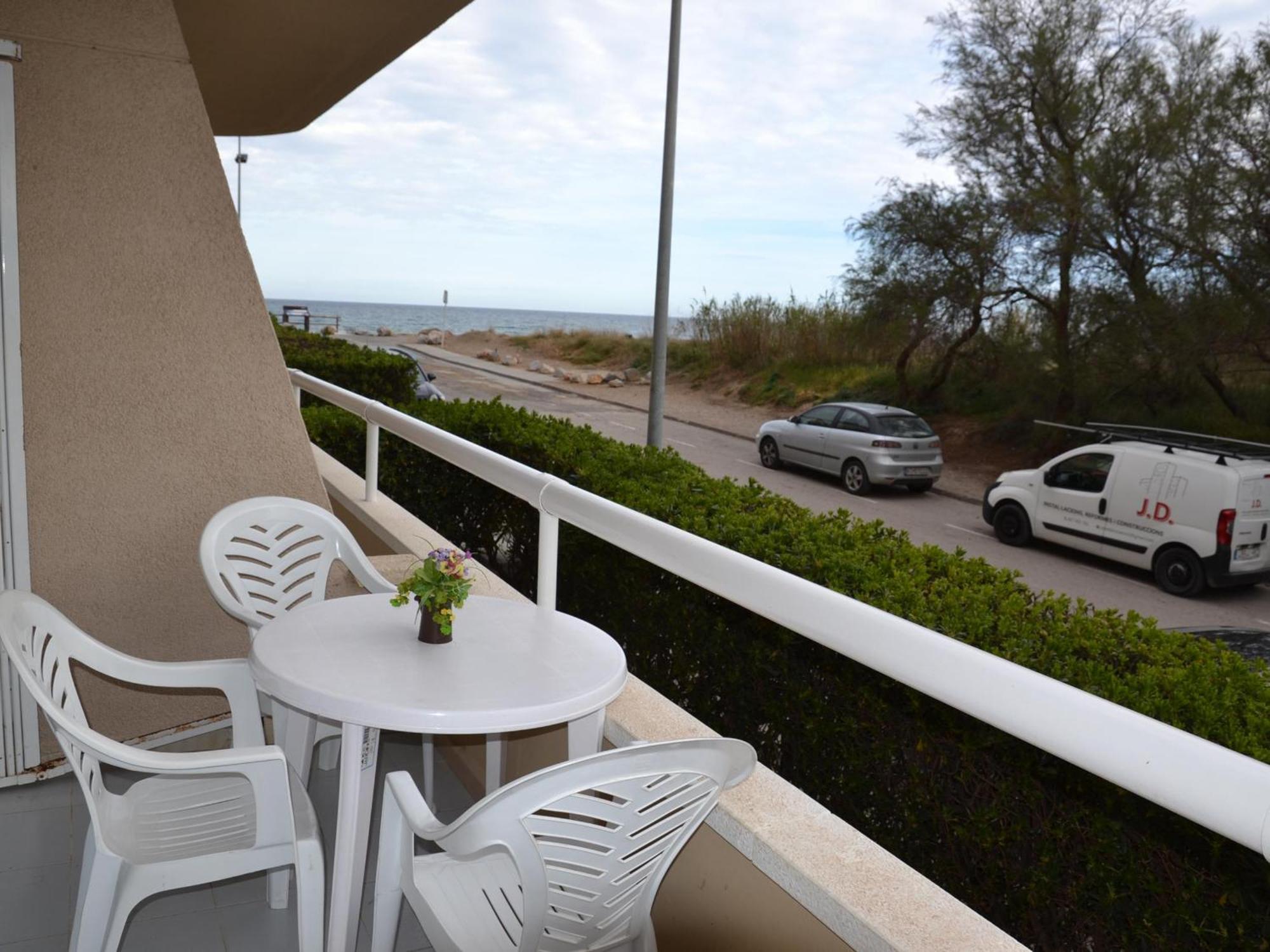 Acogedor En La Playa Con Acceso Directo Al Mar Y Piscina En - Es-323-22