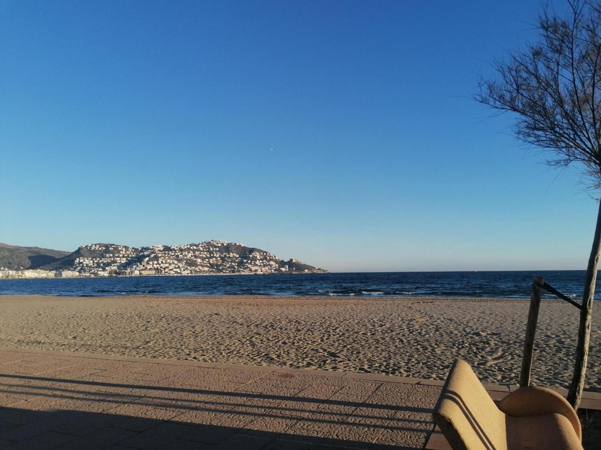 2079 Rocmar 1 5-c, Excelente Situacion Frente Al Puerto Pesquero Y Con Vista A La Bahia. Ultima Planta Del Edificio. Gran Terraza. Gran Parking Publico Delante. - Es-258-56 Rosas